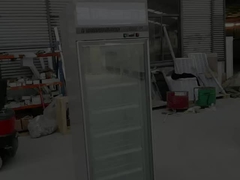 Un refrigerador de bebidas de una sola puerta incluye deshielo automático