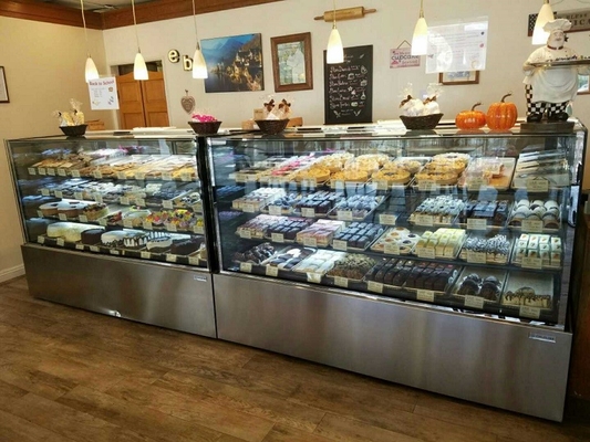 El triple esmaltó a Front Glass Bakery Case Fridge antiniebla con el enfriamiento ventilado