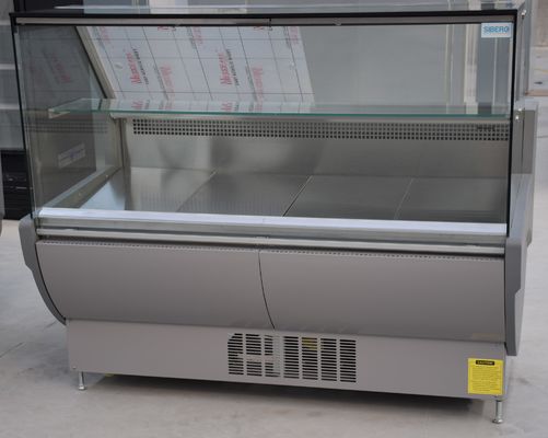 La tienda de delicatessen de cristal recta exhibe el refrigerador con el enchufe en compresor