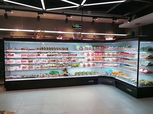 Refrigerador abierto de la exhibición del supermercado usado para la lechería y las bebidas