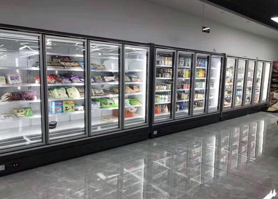La puerta de cristal de la niebla anti refrigeró la exhibición LED vertical de la expendidora automática