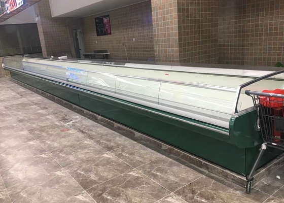 El supermercado tapa en el contador refrigerado para la charcutería